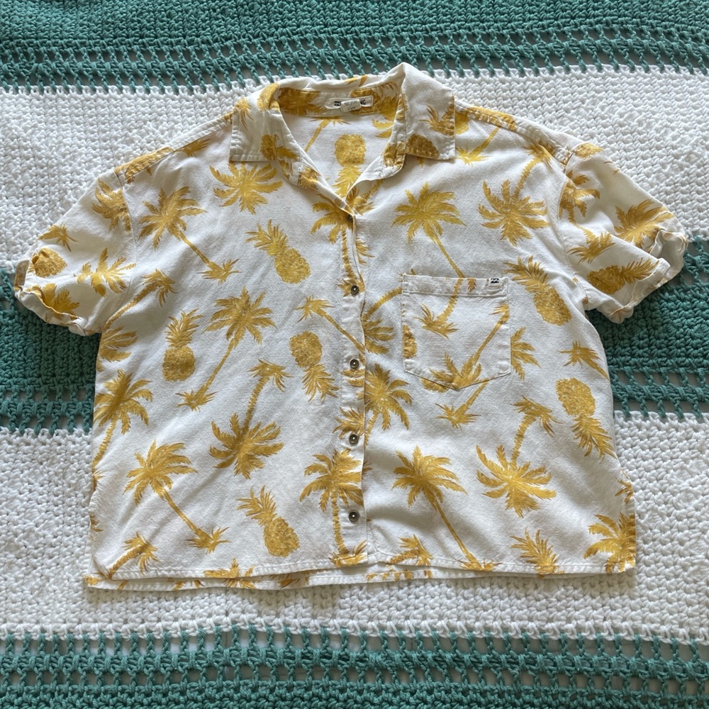 Cropped Billabong skater shirt